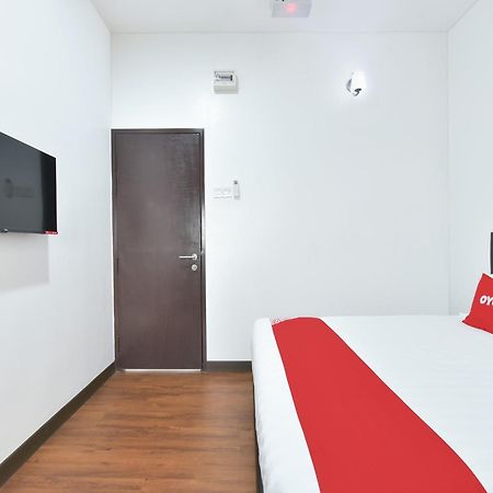 Oyo 90869 Hotel Madeena Inn Sepang Exterior foto