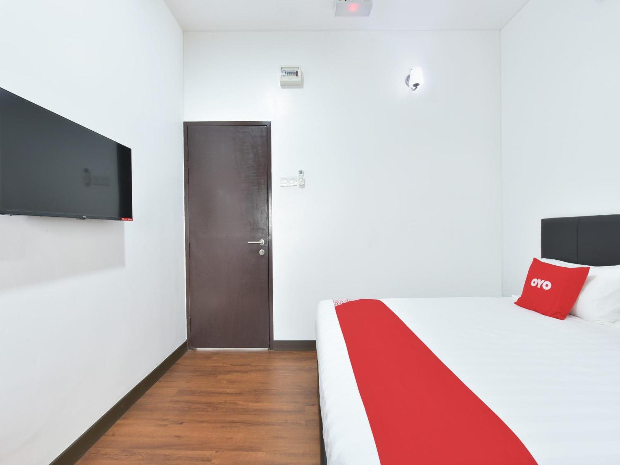 Oyo 90869 Hotel Madeena Inn Sepang Exterior foto