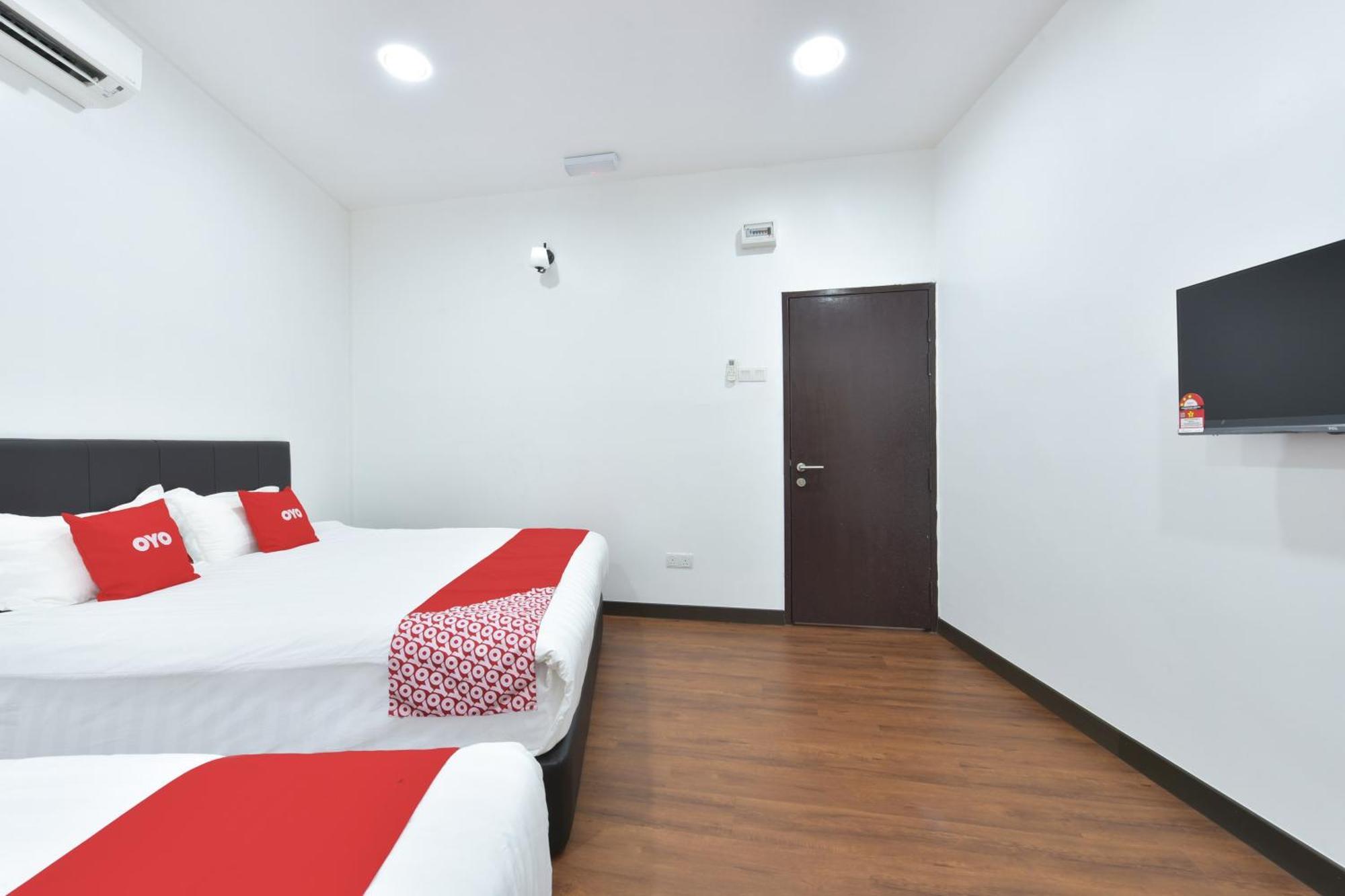 Oyo 90869 Hotel Madeena Inn Sepang Exterior foto