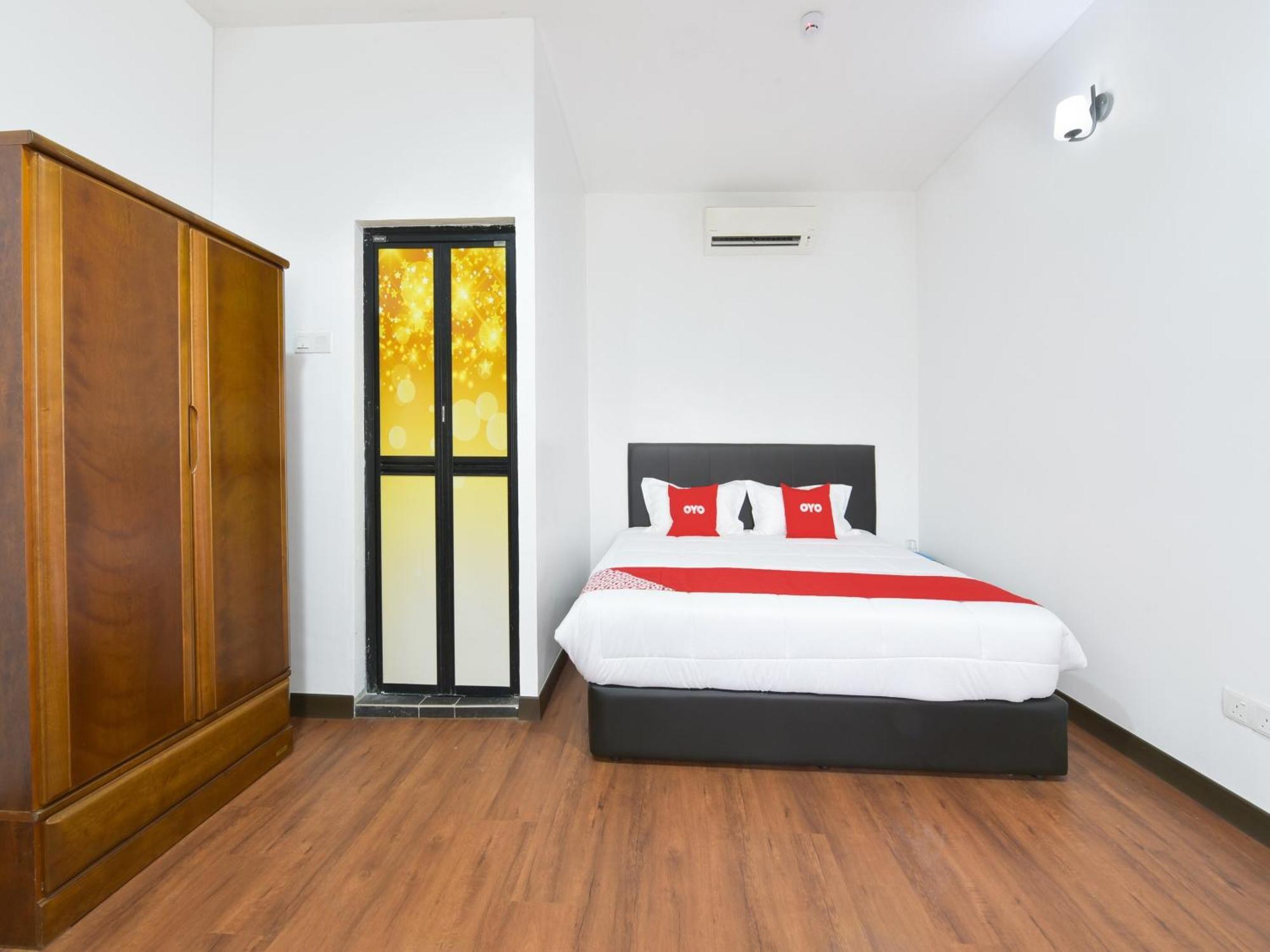 Oyo 90869 Hotel Madeena Inn Sepang Exterior foto